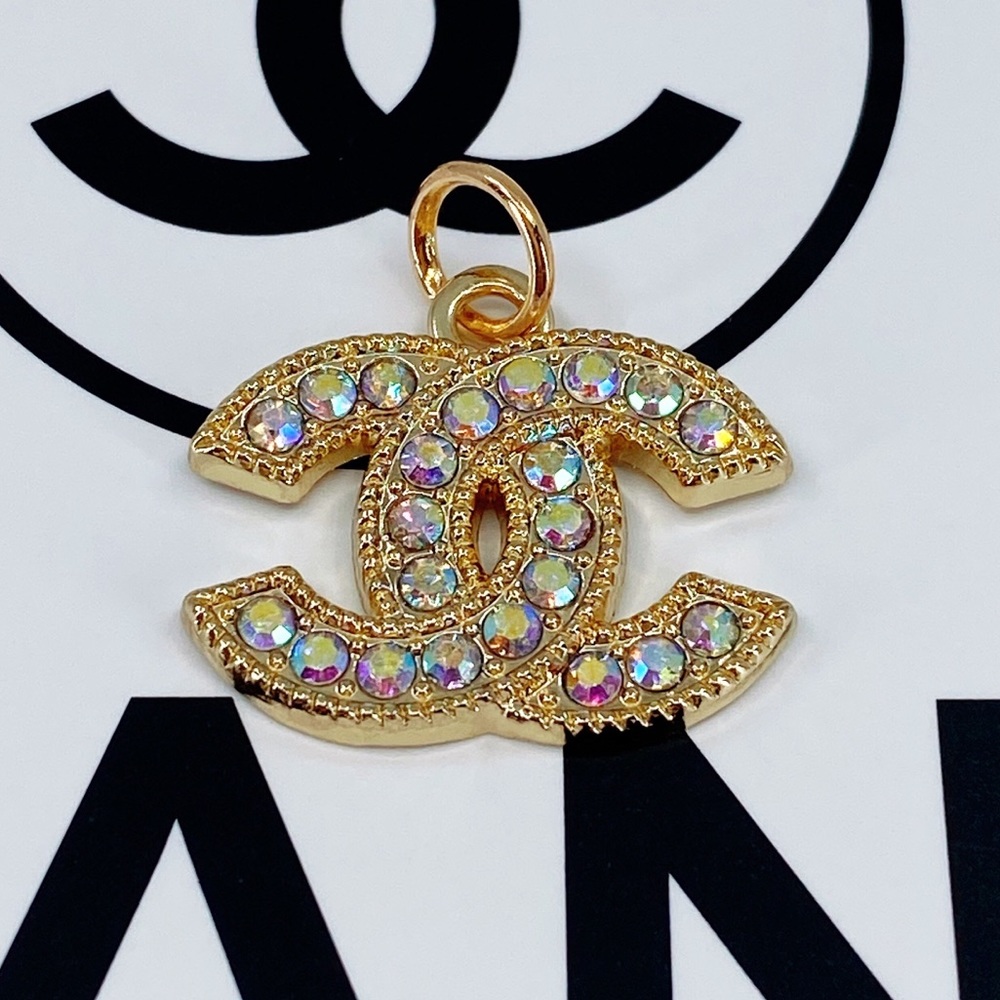 Zipper pull stamped Chanel .